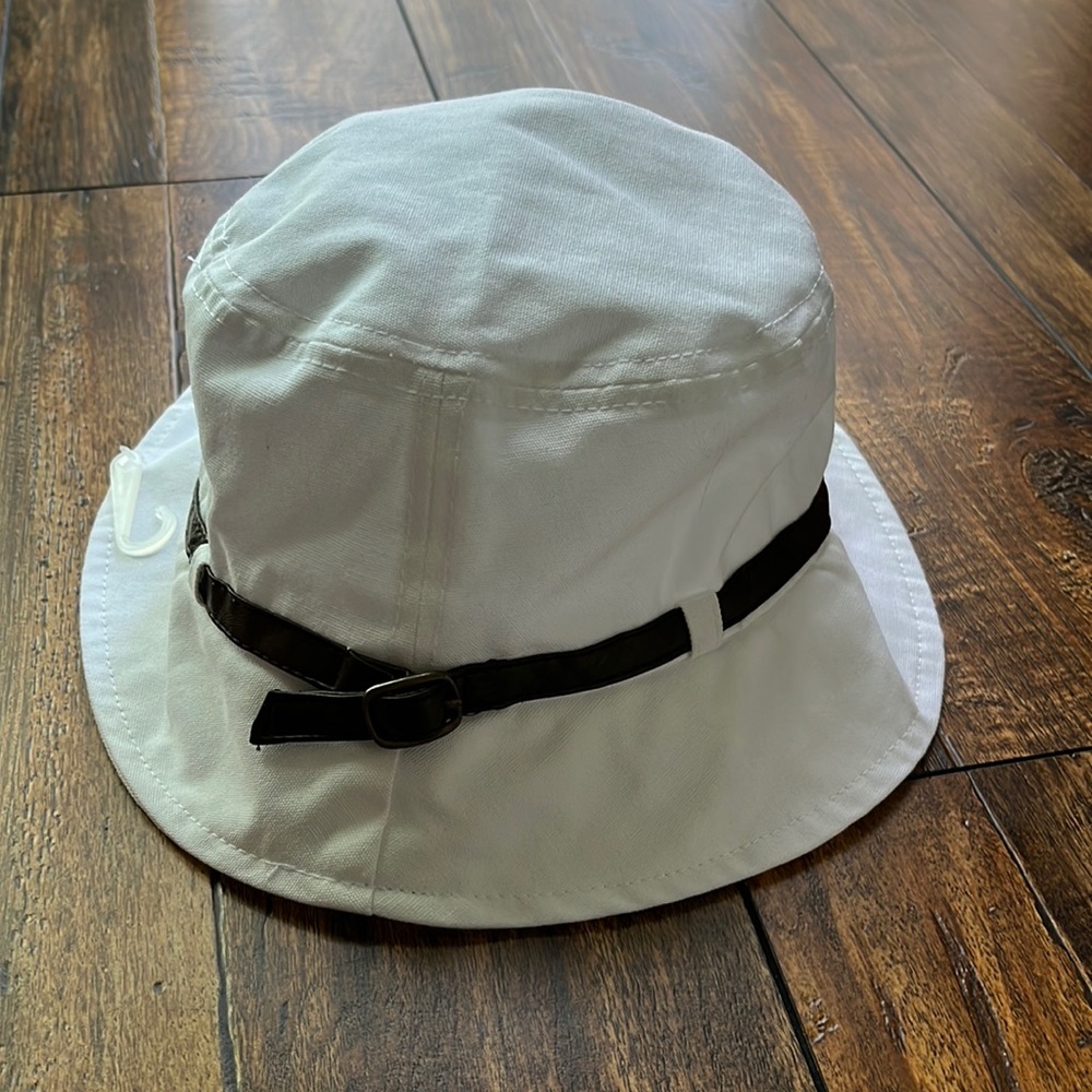 Croft&Barrow white bucket hat with faux leather detail